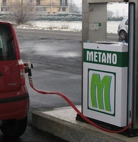 In provincia di Lecco distributore di metano lungo la  SS36